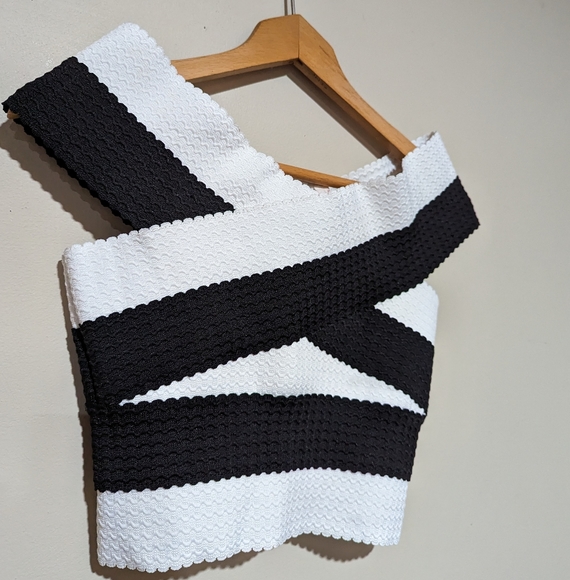 honeylee black and white croptop - Picture 2 of 6